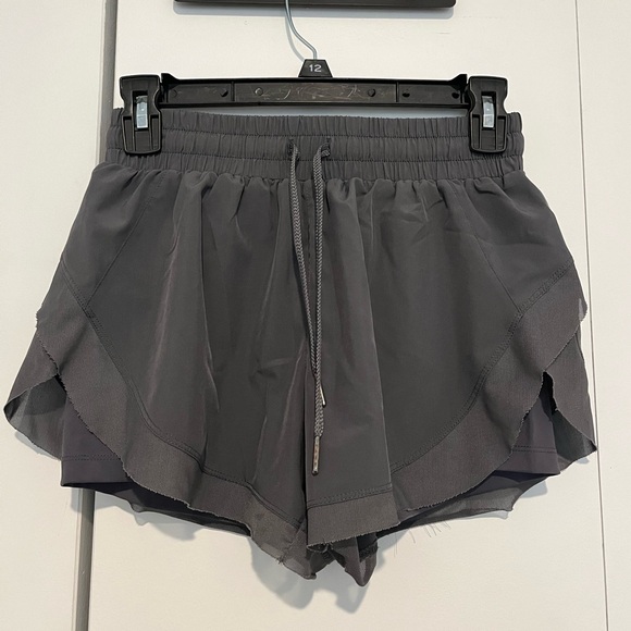 Halara Mid Rise Drawstring Contrast Mesh 2-in-1 Flowy Running Shorts 3'' - Picture 4 of 10